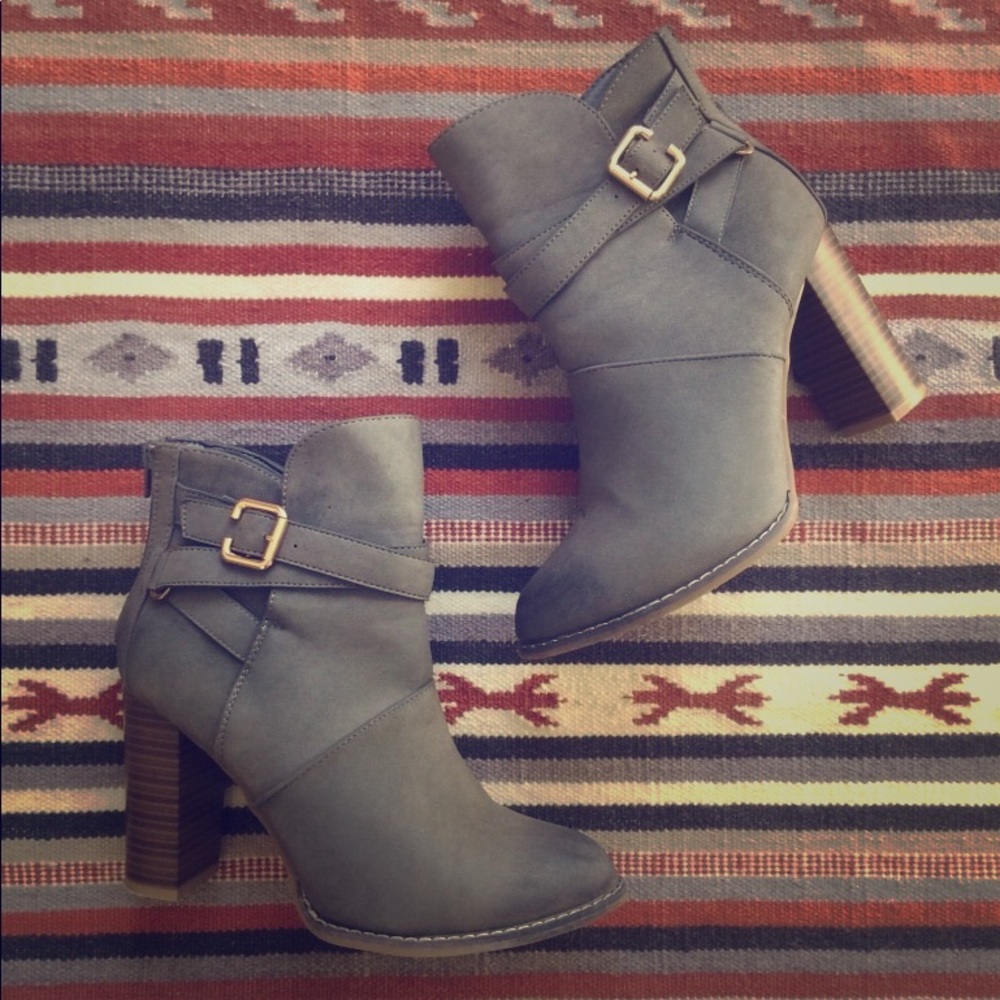 GREY BUCKLED BOOTIES